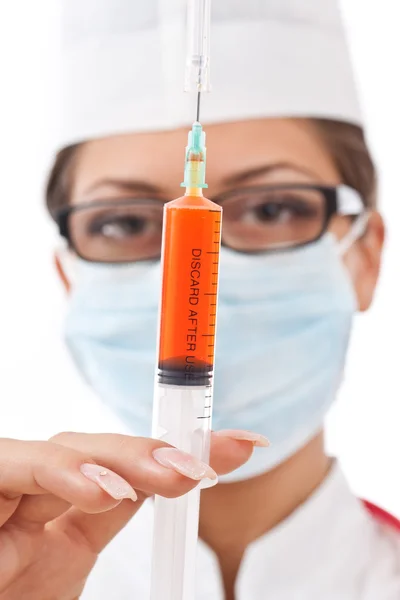 Lékař drží injekční stříkačku. — Stock fotografie