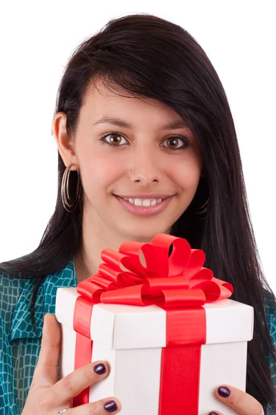 Flicka som håller en gåva — Stockfoto