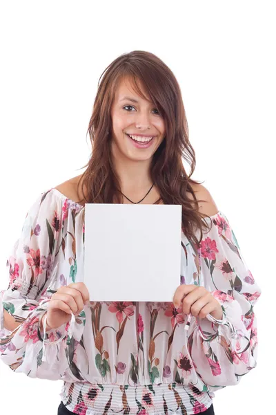 Молодая женщина указывает на пустую карточку в руке — стоковое фото