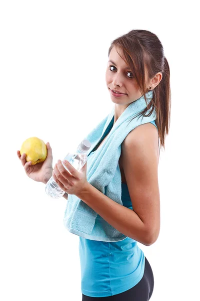 Женщина держит бутылку воды и яблоко — стоковое фото