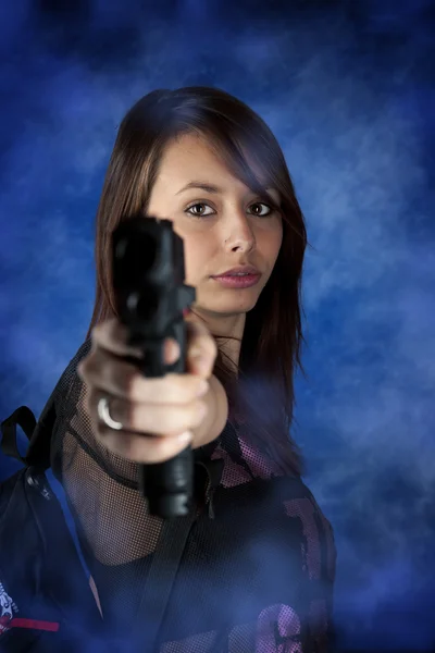 Mujer Freestyle posando con armas —  Fotos de Stock