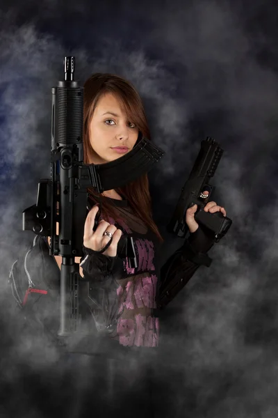 Freestyle donna in posa con le pistole — Foto Stock