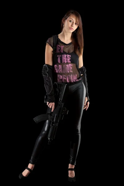 Дівчина вільного стилю позує зі зброєю — стокове фото