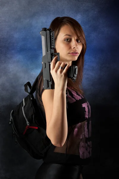 Жінка вільного стилю позує зі зброєю — стокове фото