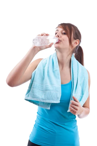 Привлекательная девушка пьет воду — стоковое фото