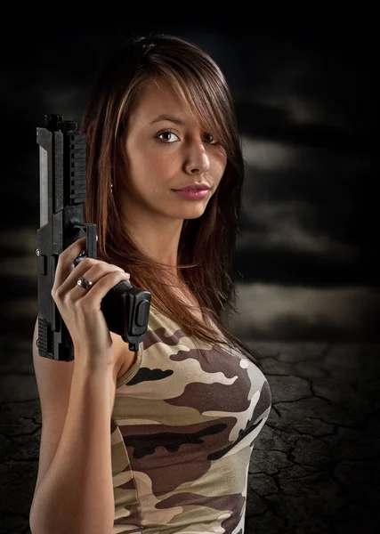 Сексуальна жінка тримає пістолет — стокове фото