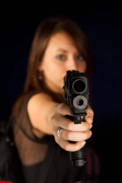 Σέξι νεαρή γυναίκα με ένα πυροβόλο όπλο — Φωτογραφία Αρχείου