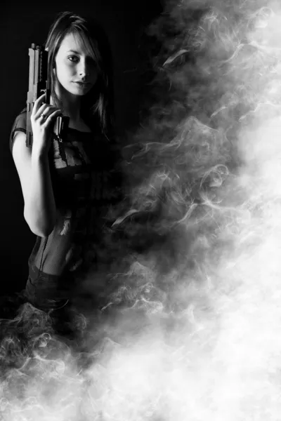 Sexy kobieta gospodarstwa pistolet — Zdjęcie stockowe