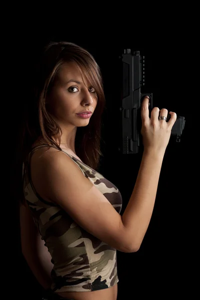 Nő gazdaság fegyvert — Stock Fotó