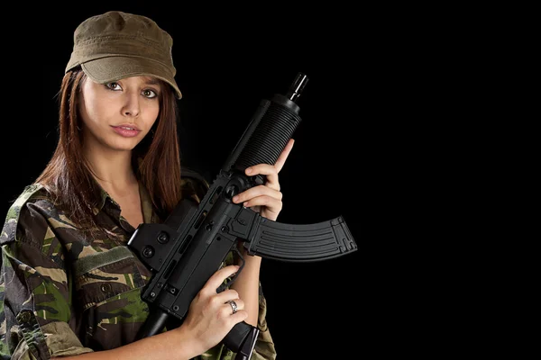 Menina bonita com um rifle — Fotografia de Stock