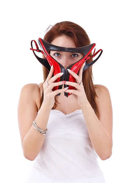 Kvinna anläggning röda skor — Stockfoto