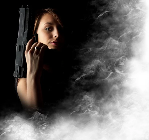 セクシーな女の子ホールディング銃 — ストック写真