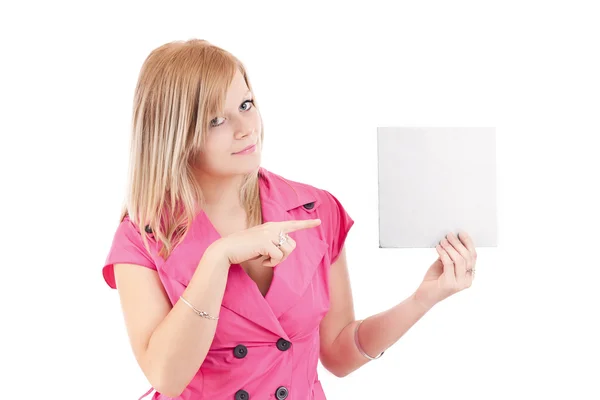 Mujer joven apuntando a la tarjeta en blanco en su mano — Foto de Stock