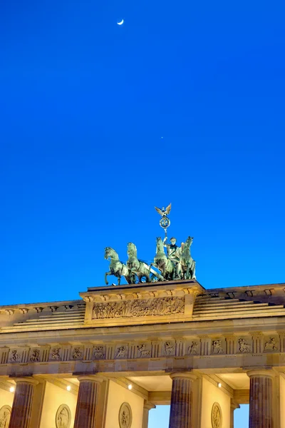 Brandenburger tor se malý měsíc — Stock fotografie