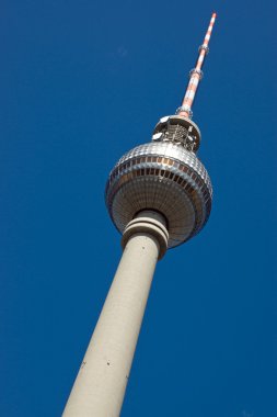 alexanderplatz de berlin üzerinde televizyon kulesi
