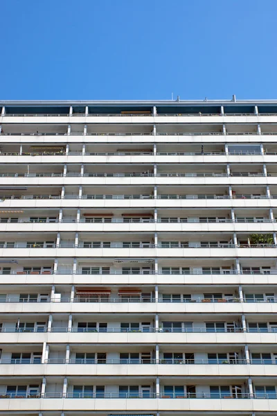 Appartement gebouw in Berlijn met een blauwe hemel — Stockfoto