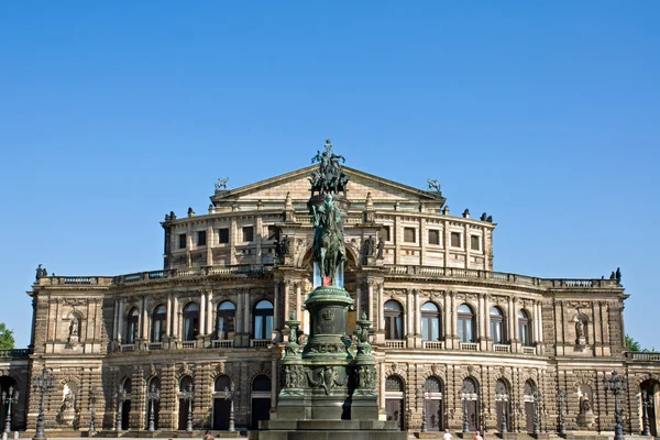 Słynny gmach opery w Dreźnie — Zdjęcie stockowe