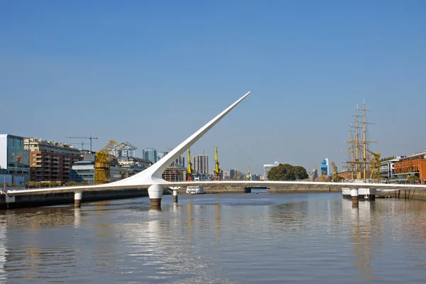 Puente de la mujer v puerto madero, buenos aires — Stock fotografie