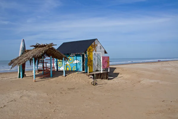 Cabana med en surfbräda — Stockfoto