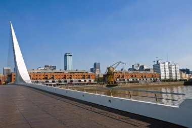 Puente de la mujer ve puerto madero