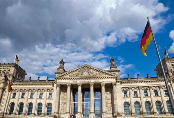 Reichstag med tyska flaggor — Stockfoto