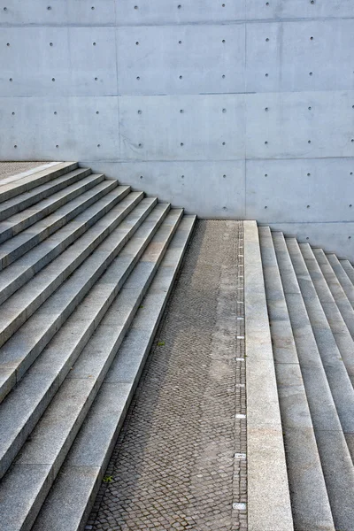 Бетонная лестница и бетонная стена — стоковое фото