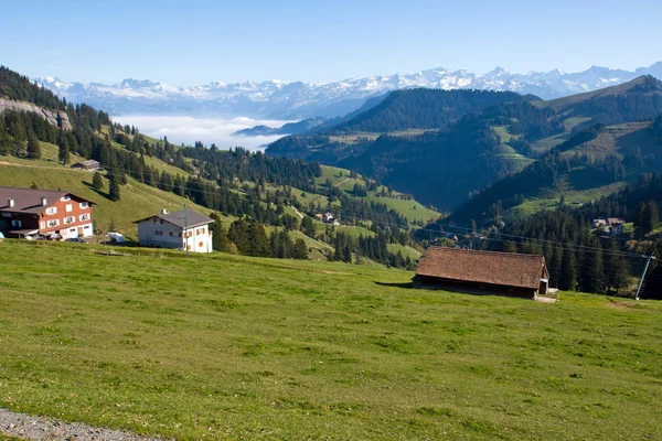 Типичный альпийский пейзаж — стоковое фото