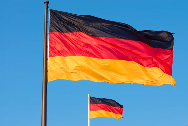 两个德国的旗帜在风中飞 — 图库照片
