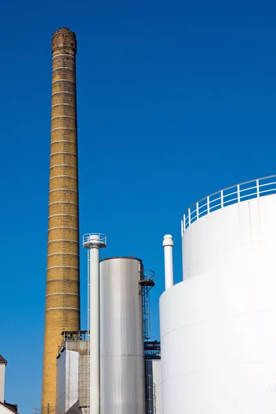 煙突と白い工業用タンク — ストック写真