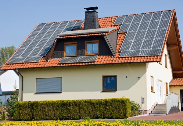 Casa cu panouri solare — Fotografie, imagine de stoc