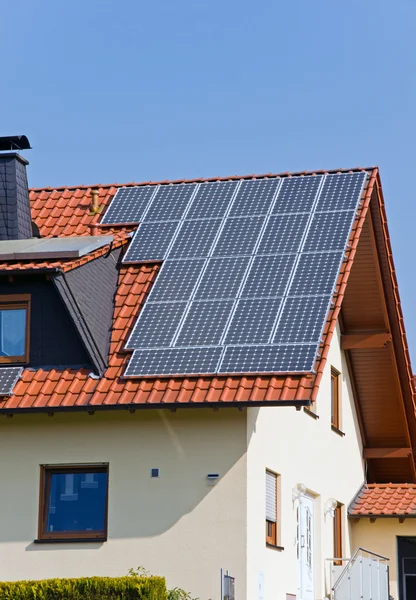 Крыша с солнечными панелями — стоковое фото