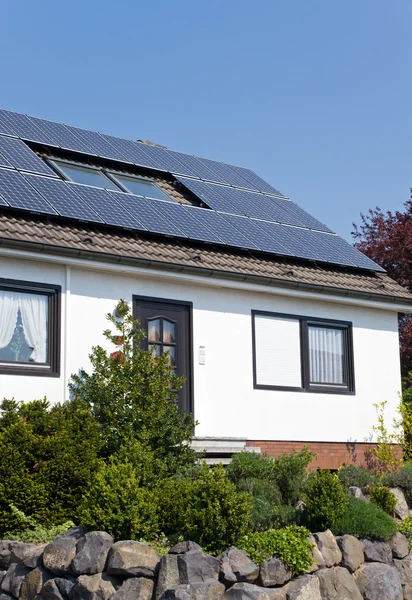 Casa branca com painéis solares — Fotografia de Stock