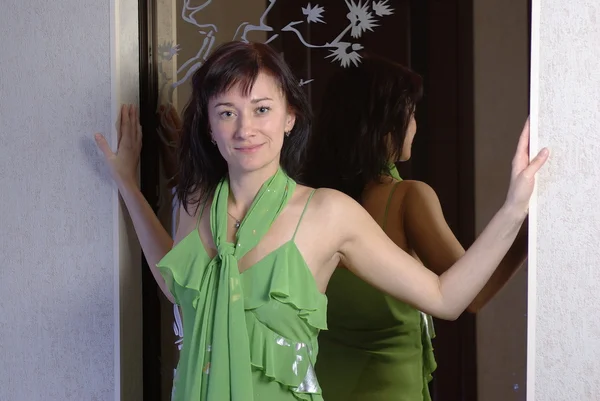Kvinna i en grön aftonklänning — Stockfoto
