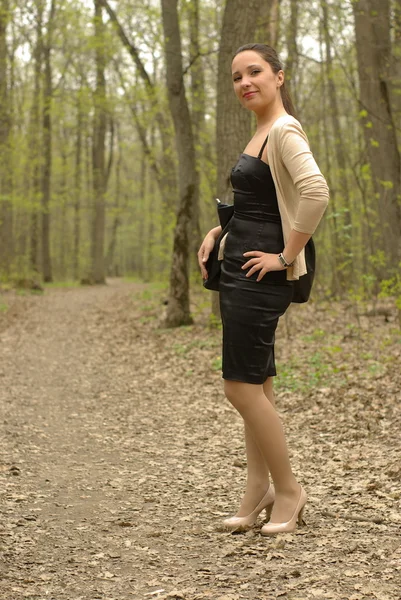 Chica caminando en el bosque —  Fotos de Stock