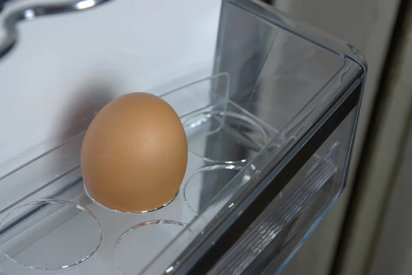 Яйцо в холодильнике — стоковое фото