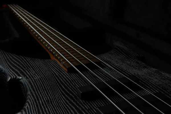 Guitare basse sur noir — Photo