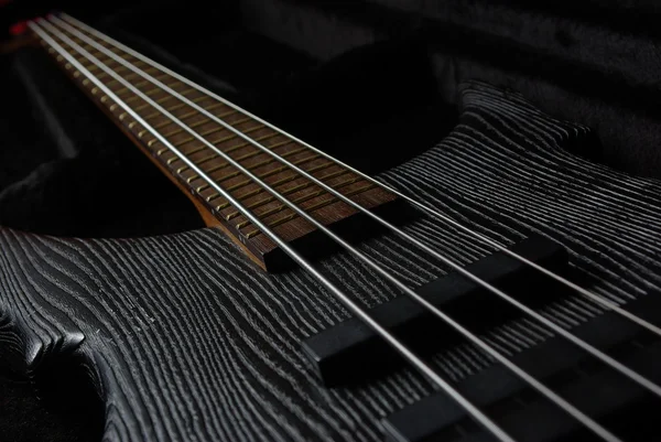 Basová kytara na černém pozadí — Stock fotografie