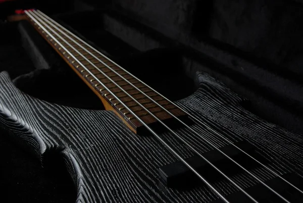 Basová kytara na černém pozadí — Stock fotografie