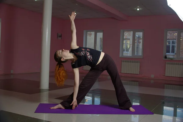 Femmina che fa yoga — Foto Stock