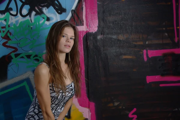 Slim ragazza e graffiti — Foto Stock