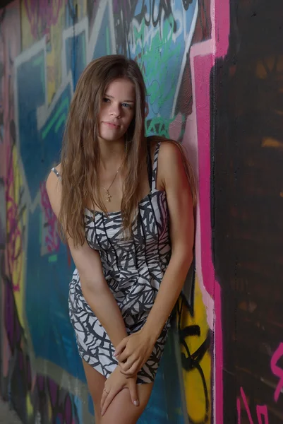 Kız ve grafiti duvar — Stok fotoğraf