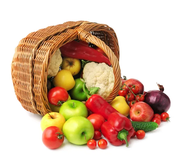 Frutas e legumes em cesto — Fotografia de Stock