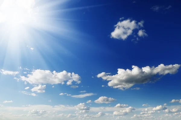 青空に太陽 ロイヤリティフリーのストック写真