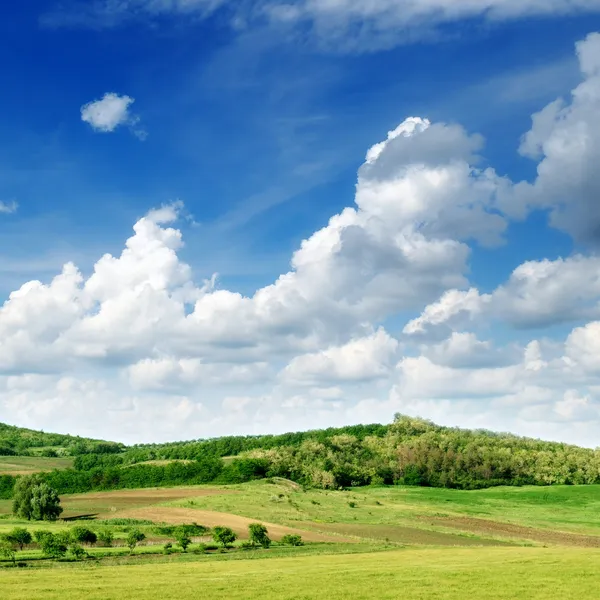 Hornatý terén a modrá obloha — Stock fotografie
