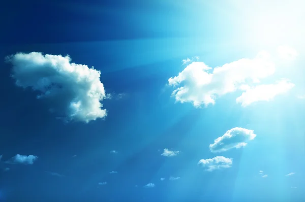 Sonne am blauen Himmel lizenzfreie Stockfotos