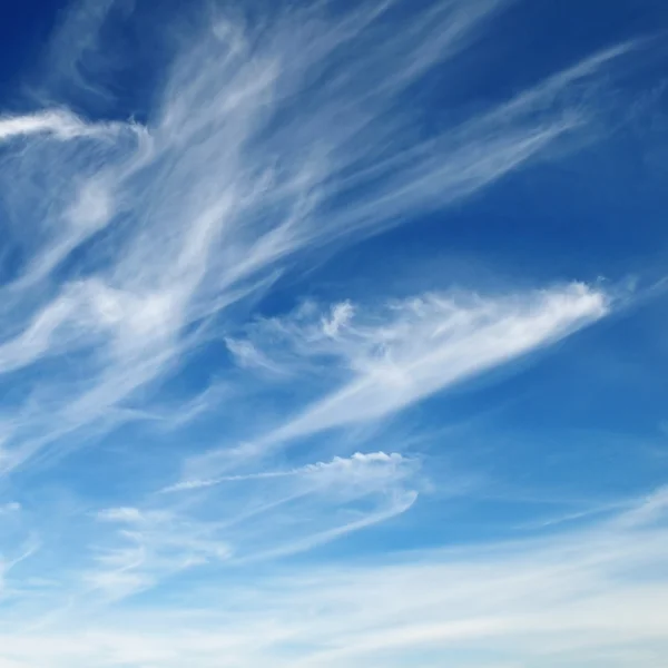 Witte pluizige wolken — Stockfoto