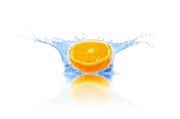Orange falls into the water — Stock Photo, Image