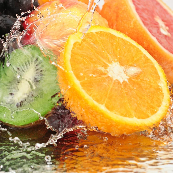 Αγνά φρούτα σε ένα σπρέι νερού — Φωτογραφία Αρχείου