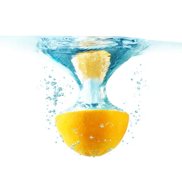 Апельсин падает в воду — стоковое фото