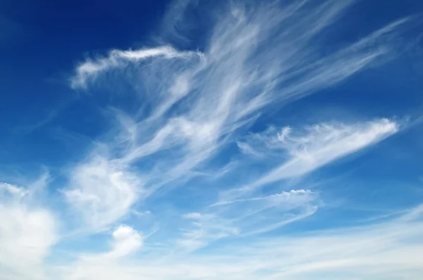 Пухнасті білі хмари — стокове фото